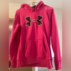 Selling an under armour hoodie brand new condition in size small